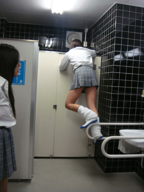 一般人エロ過ぎ! 仲間同士でふざけて撮った写真がエロいと話題