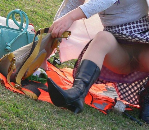 しゃがんでパンチラしてるのに気付かず撮られてしまった女性たち