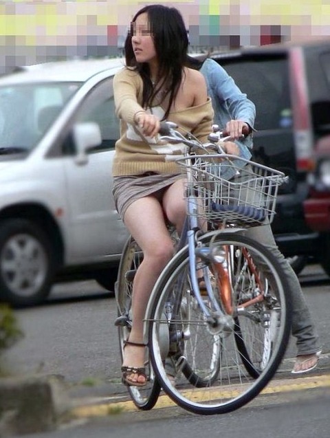 タイトスカートで自転車に乗ってるセクシーな女性画像