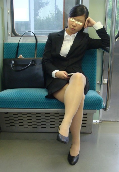 スーツにパンスト脚! OLが前に座ってたから撮ったったwww
