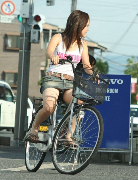 パンチラ!パンチラ!パンチラ三昧! そりゃ、そんなタイトミニのスカートでチャリこいだらパンチラしますわwwww