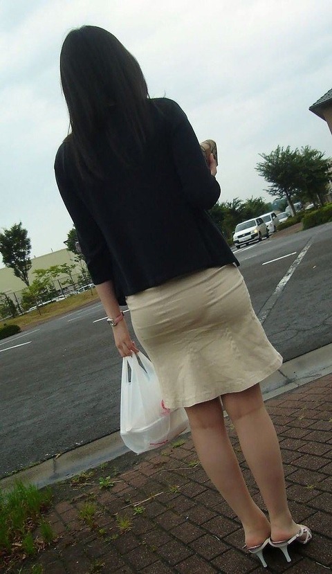 服が張り付いてパン線がでちゃった女性画像