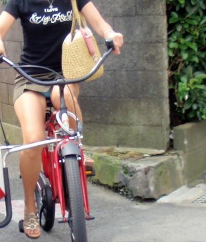 ミニスカとかタイトスカートで自転車乗ってる子を撮影した結果