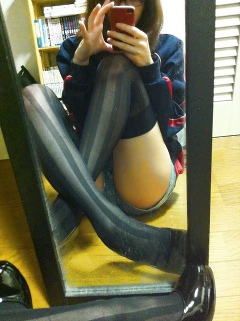 脚フェチ必見! ある一般女子が色んなパンスト・ニーソを履いて鏡越しに撮った写メが「フェチ心を分かっている」と話題に