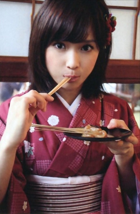 これは完全にフェラチオを意識してる! 食べたり、飲んだりする時の女性は色気満載