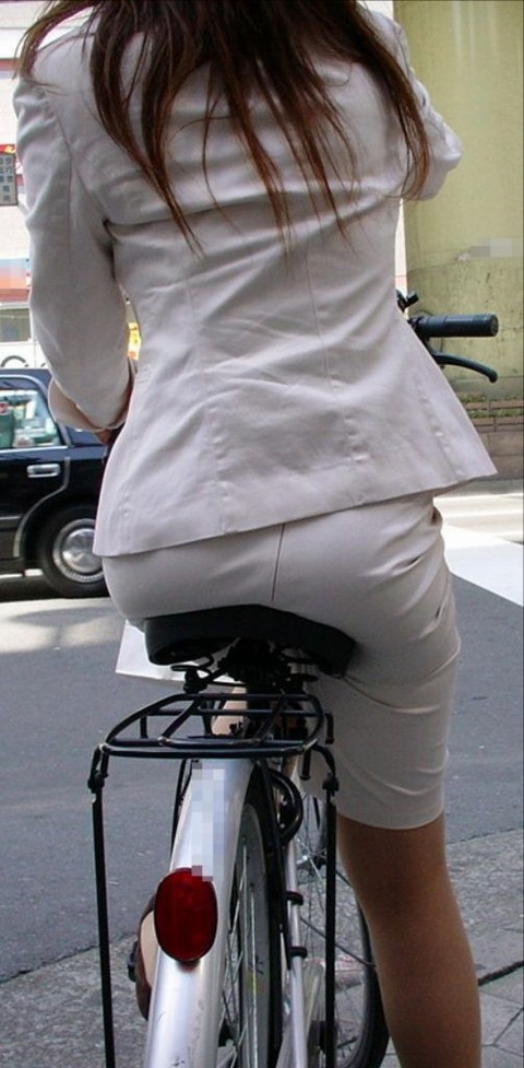 スーツで自転車とかたまらんだろ!! タイトスカートがさらにピチっとなってるwww