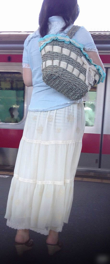 白スカート履くから下着が透けちゃった女性の街撮り画像