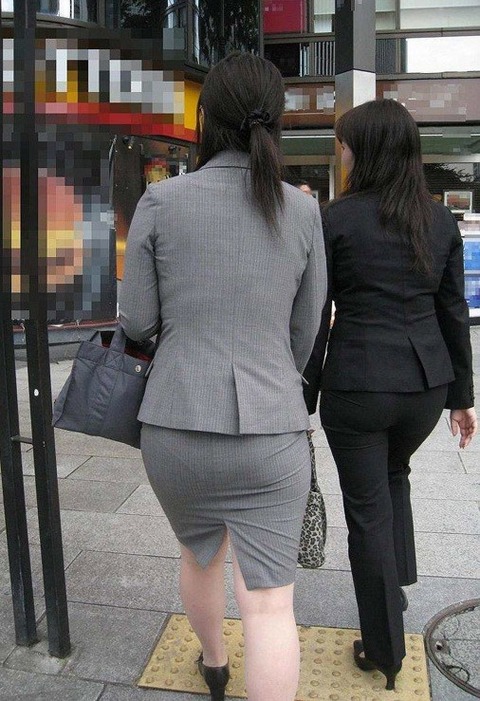 服が張り付いてパン線がでちゃった女性画像