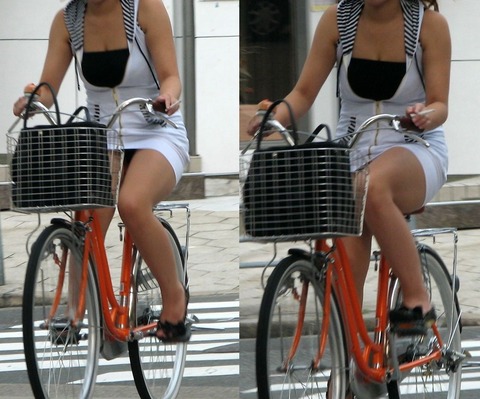 タイトスカートで自転車に乗ってるセクシーな女性画像