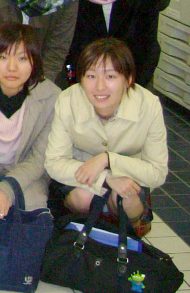 集合写真見てたら前列の女の子がパンチラしてそうだったから拡大してみた結果・・・