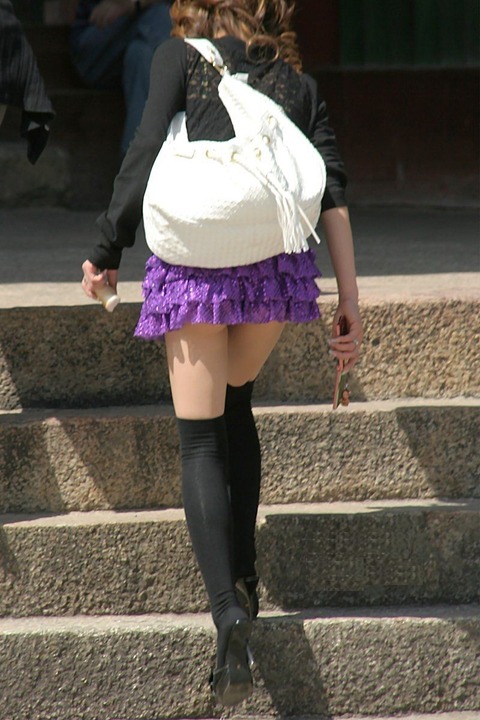 ちょっとかがむとパンツが見えちゃうほどのミニスカ女の子にドキドキ