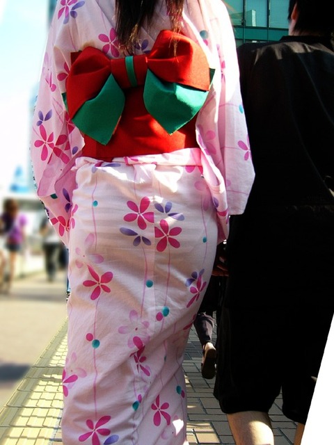 透けすぎワロタwww 下着が透けすぎて注目の的になってる女性画像