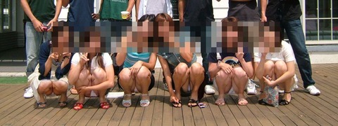 集合写真見てたら前列の女の子がパンチラしてそうだったから拡大してみた結果・・・