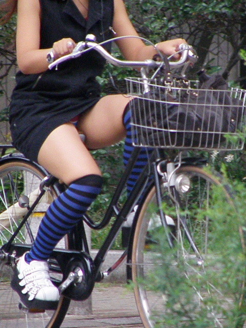 パンチラ!パンチラ!パンチラ三昧! そりゃ、そんなタイトミニのスカートでチャリこいだらパンチラしますわwwww