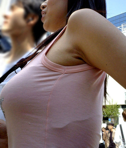 【フェチ対決】 見た目的についつい目がいきがちなのは 天然もの巨乳 vs ショルダーバッグで圧迫されたおっぱい どっち?