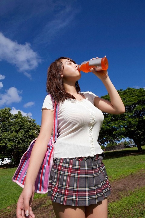 これは完全にフェラチオを意識してる! 食べたり、飲んだりする時の女性は色気満載