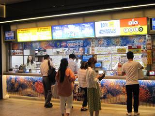 2017.7.18 南海難波駅構内1階宝くじ売場