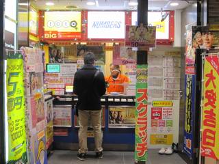 2017.3.13 JR大阪駅桜橋口(西口)宝くじ売場