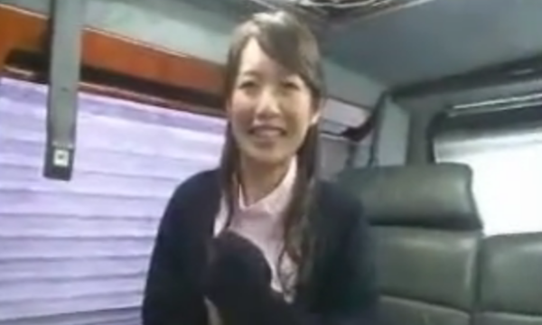 可愛い歯医者助手のお姉さんがバスルームで放尿を披露します