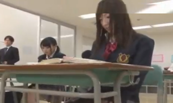 可愛いノーパン女子校生が授業中におしっこを出しちゃいます