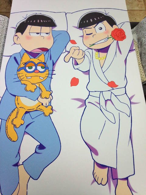 「おそ松さん」シーツで一松が持っているエスパーニャンコのぬいぐるみは、PASH!2月号でカラ松が持っているぬいぐるみではないかと話題に