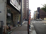 お店の前から赤門通を眺める