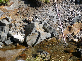 8小川の石