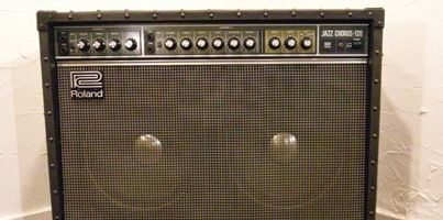 ブルースジュニアとかデラックスリバーブにシノズロケットのようなワット数切り替え機能とか、ヘッドホン端子とかがあったらいいのになと思う。