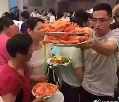 中国人が海老を運ぶ様子