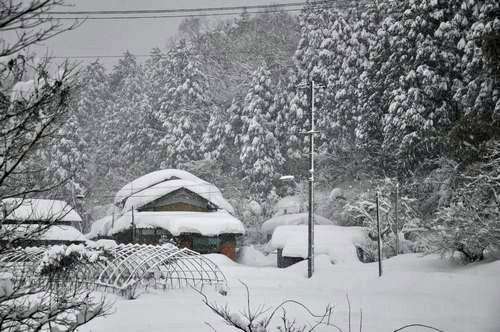 屋根に積もった雪が重そうです