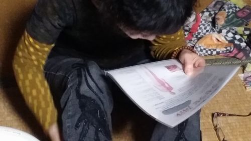 説明チラシを熟読