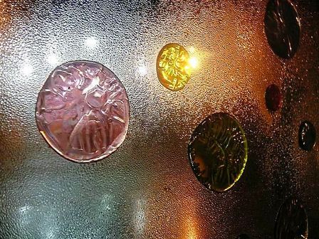 窓は水滴で飾りが金貨と銀貨をちりばめたように
