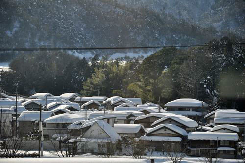 分厚い雪布団を被っています