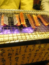 鮭のはらみは炭火であぶります