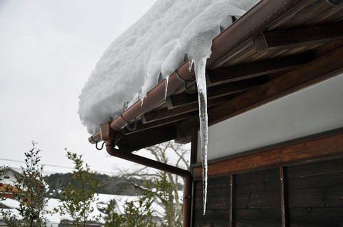 70センチ以上ありそうな巨大な氷柱(ツララ)