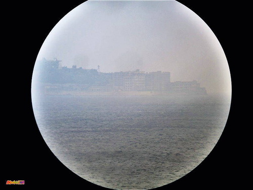 展望台の望遠鏡からの軍艦島
