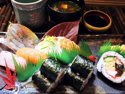 おまかせ寿司 1260円(税込)