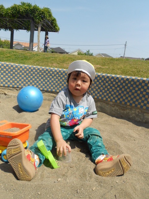 1歳児るかくん砂場