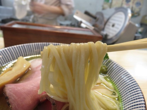 くろ松 麺上げ