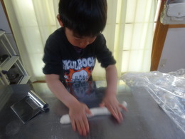 生地を細く伸ばす