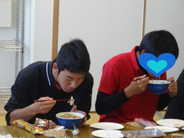 食ってる