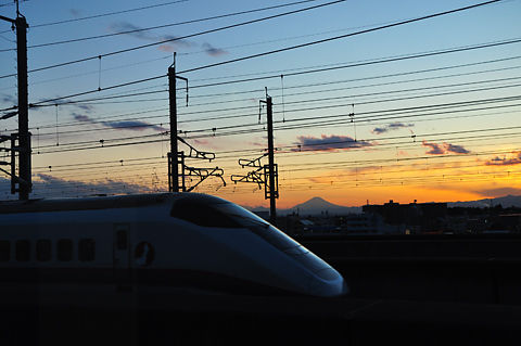 夕暮れの富士山と新幹線（その２）