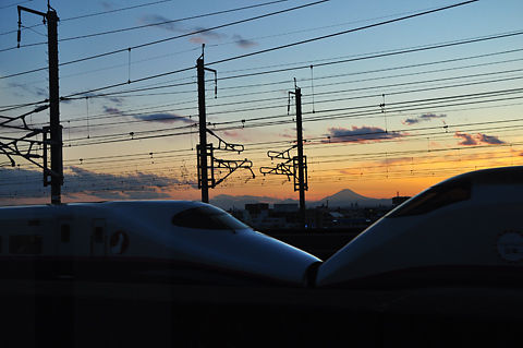 夕暮れの富士山と新幹線（その１）