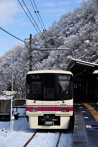 雪の高尾山口駅と京王8726F