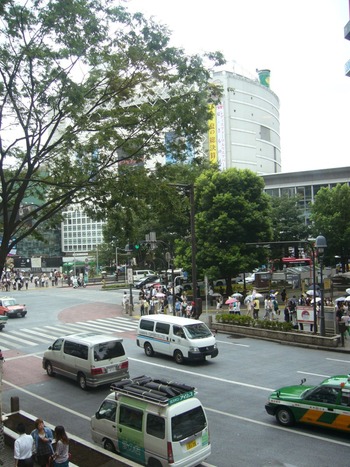 雨の渋谷駅前