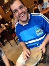 お会いして早々とパンデイロを手に…。