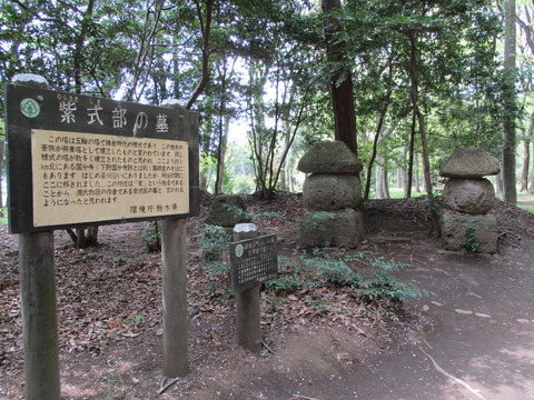 148伝紫式部の墓1