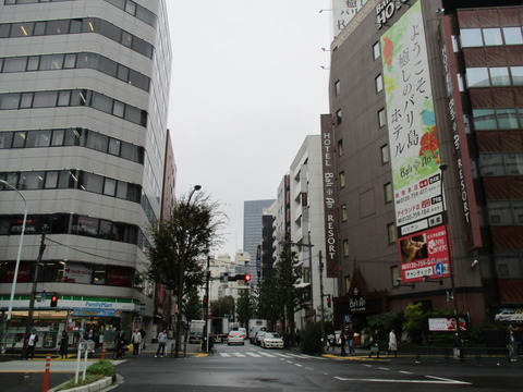 30新宿六丁目交差点・明治通り
