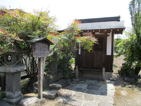 84薬師様と蚕神供養塔1