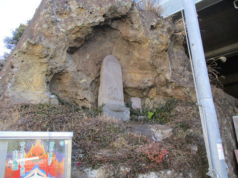 90崖に庚申塔2